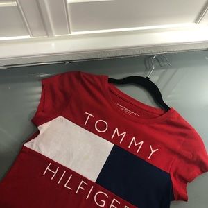 TOMMY HILFIGER RED GRAPHIC TEE